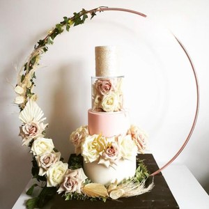 Soporte de pastel de arco de última llegada de forma redonda hecho a mano de gran tamaño festivo y fiesta soporte de pastel de presentación de Metal estilo europeo - Product Image 1