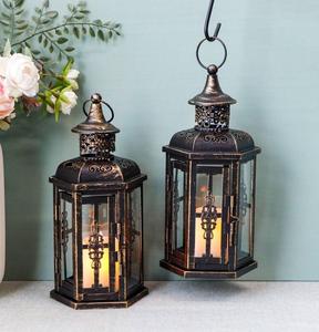 Lanterne de bougie en fer rustique avec finition en détresse et cadre haut fait pour les intérieurs de ferme ou l'atmosphère de soirée confortable - Product Image 1