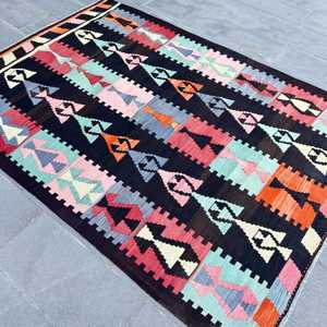 Alfombra Turca Vintage de 5.7x7.9 pies (174x240 cm), Alfombra Kilim Negra con Diseño Floral Rojo - Product Image 2