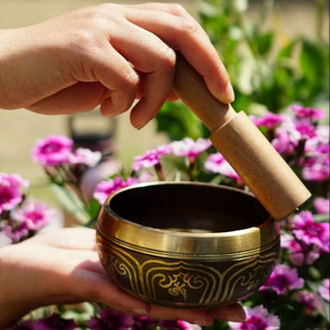 Bol musical en laiton antique au design traditionnel, parfait pour les pratiques spirituelles, les prières et les rituels de méditation à la maison - Product Image 1