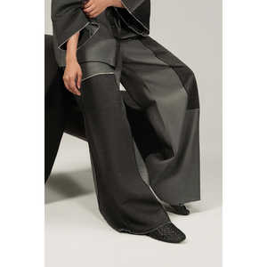 Pantalon large en jean noir et gris pour femme, taille haute, respirant et orné de panneaux décoratifs - Product Image 1