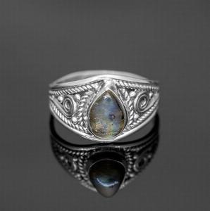 Bague en labradorite en forme de poire avec sertissage ovale en argent sterling 925 pour mariage et fête - Product Image 1