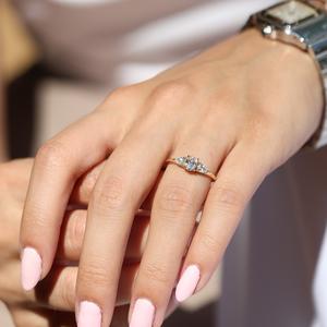 Anillo de compromiso de moissanita de corte ovalado de 8x6mm con piedras laterales de pera | Joyería nupcial clásica de tres piedras - Product Image 2