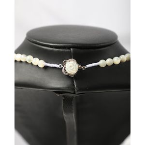 Collier gradué en nacre blanche avec fermoir en or rose - Product Image 4