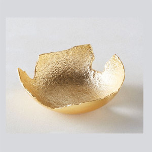 Bol en fonte d'aluminium Bol en or avec bords sculptés - Product Image 1