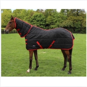 Couverture de participation d'hiver de tapis de cheval matelassé noir et rouge avec un design élégant - Product Image 3