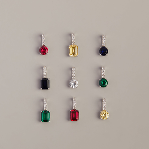 Colgante de Diamante Blanco y Esmeralda Verde Cultivados en Laboratorio VVS de 10x8mm con 9 Diamantes Redondos de Acento y Engaste de Oro de 14kt - Product Image 4