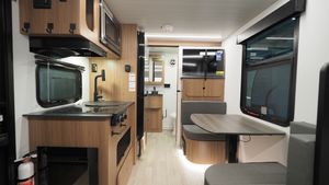 Grande vente! Caravane de voyage légère moderne pour 3 personnes, 2025 Keystones Reign 15RB, extérieur en aluminium laminé - Product Image 2