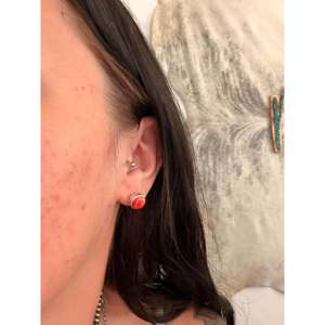 Pendientes Navajo de Oro Rosa de 14k y Plata de Ley con Diseño de Ostra Espinosa y Bola de Diamantes Engastada, Joyería Hecha a Mano en Navajo - Product Image 2