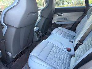 Audi e-tron GT 2022, Bajo Kilometraje, Caja de Cambios Automática, Dirección Suave, Gasolina/Eléctrico, Batería de Litio - Product Image 5