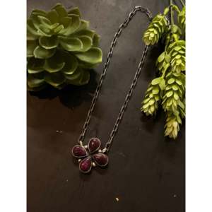 Collier Myra Bennaly en huître épineuse violette et argent sterling avec grappe de fleurs, idéal pour un cadeau - Product Image 3