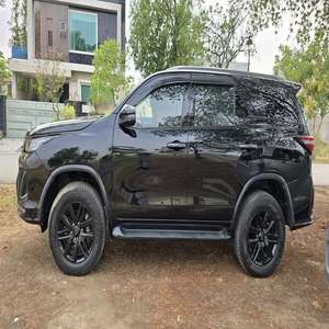 Toyota Fortuner Vitesse maximale passablement utilisée Aucun accident Historique En stock Expédition rapide Conduite à gauche et à droite Meilleur prix - Product Image 2
