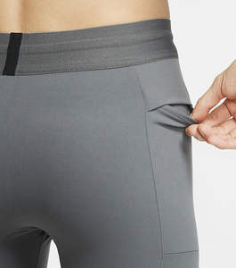 Vente en gros de shorts de compression de style High Street pour hommes avec logo et design personnalisés. - Product Image 3