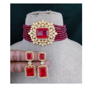 Collier ras du cou Kundan de style classique de créateur avec boucles d'oreilles en plaqué or Ensemble de perles pour mariage, fiançailles, anniversaire-cadeau - Product Image 1