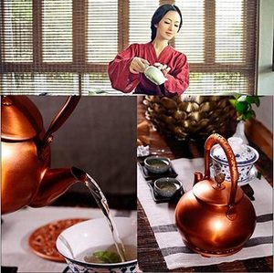 Bouilloire à café en cuivre au design simple et élégant dans une finition polie avec poignée en métal, parfaite pour la cuisine à domicile. - Product Image 2