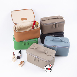 กระเป๋าเครื่องสำอางสไตล์ใหม่ออกแบบได้ตามต้องการกระเป๋าถือหนัง PU สีทึบมีซิปความจุขนาดใหญ่สำหรับเดินทางและแต่งหน้าแบบนุ่ม - Product Image 6