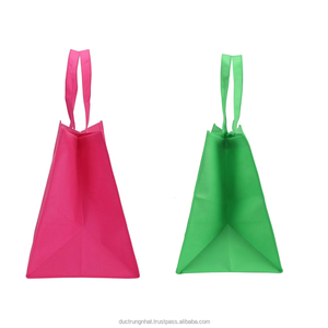 Bolsas de mano plegables reutilizables no tejidas impresas personalizadas del fabricante de Vietnam con patrón de letras Bolsas de compras con compartimento - Product Image 4