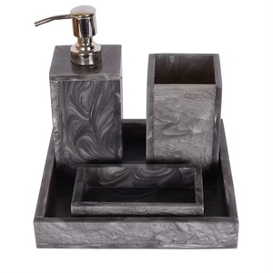 Accessoires de salle de bain en résine grise Ensemble de comptoir de salle de bain moderne 4 pièces avec distributeur de savon, porte-brosse à dents, plateau et porte-savon - Product Image 1
