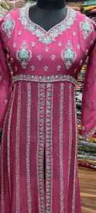 Costumes indiens de créateur modernes non cousus brodés à la main pour femmes pour les fêtes de style traditionnel - Product Image 2