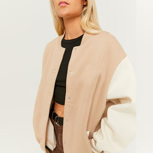 Veste d'hiver Varsity pour femmes, veste bomber Varsity matelassée bicolore en laine, corps beige, manches en cuir, streetwear décontracté - Product Image 3