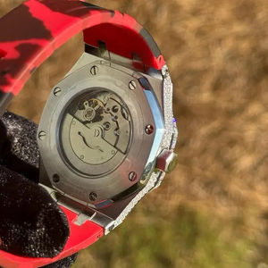 Lujoso reloj de diamante cultivado en laboratorio con esfera de cristal antiguo personalizado, banda de goma roja de 20mm de ancho, estilo Hip Hop de alta calidad - Product Image 4