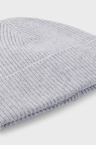 Gorro gris claro de moda con puños Diseño de punto cómodo para hombres y mujeres Ideal para clima frío - Product Image 4