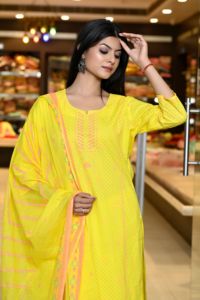 Conjunto de Kurta Amarillo de Corte Recto con Bordado, Cuello en V, Sin Mangas, Transpirable, con Dupatta, Hecho a Mano en India, de Algodón, Elegante, de Diseñador, para Mujer - Product Image 3