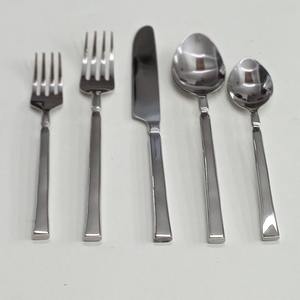 Ensemble de couverts en acier inoxydable argenté avec poignée carrée aspect moderne ensemble de couverts de haute qualité - Product Image 4