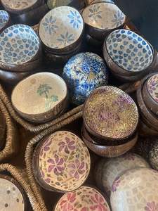 Tazón de Coco con Incrustaciones Florales Hecho a Mano, Tazón Decorativo Sostenible para Servir, Diseño Personalizado y Venta al por Mayor, Madreperla - Product Image 5