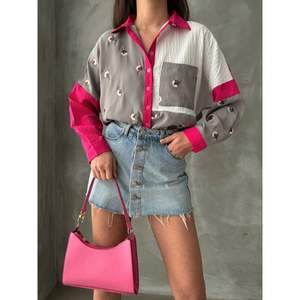 Blusas y Camisas Florales Grises y Fucsia para Mujer Topshow, Producto al por Mayor - Product Image 2