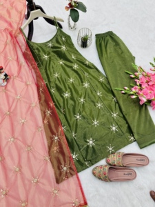Modern Style Heavy Faux Georgette Women's Kurta Set Custom-Size for Party High Demand in India for Gifting Designed in India - Product Image 4