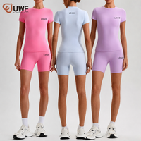 Ensemble 2 pièces Uwell OEM/ODM pour femme : Haut à manches courtes et short push-up pour la course, la gym et le fitness