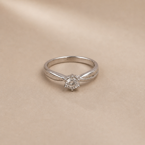 Bague solitaire Aurielle en zircon taille ovale, plaquée rhodium platine - Product Image 4