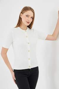 เสื้อคาร์ดิแกนแขนสั้นผู้หญิง ดีไซน์หรูหรา สวมใส่สบาย ระบายอากาศได้ดี ผ้าถักลายริบ ทรงเข้ารูป ติดกระดุม  เสื้อถักสำหรับฤดูร้อน  ทันสมัยสำหรับสุภาพสตรี - Product Image 6