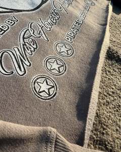 Conjunto de Sudadera con Capucha y Pantalones Deportivos de Felpa Color Beige Taupe, Estampado Gráfico YOUNG RICH WORK HARD, Bordado, Ropa Deportiva Holgada - Product Image 2