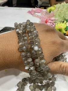 Pierre de lune grise naturelle à facettes Briolette Tear Drops Perles 8 pouces Strand Taille 5-7mm Approx. Quartz Gemstone Couleur Coussin Coupe - Product Image 5