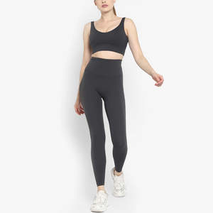 Meilleure vente Ensemble de yoga de sport personnalisé pour femmes couleur unie mince séchage rapide vêtements de sport respirant Yoga sans manches pour l'entraînement grande taille - Product Image 1
