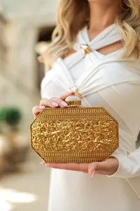 Bolso de mano de metal estilo latón para mujer, bolso de lujo para bodas y fiestas con correa de cadena, hecho artesanalmente en India por HAND MADE CRAFT - Product Image 4