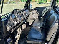 Véhicule utilitaire 4x4 robuste, véhicule tout-terrain fermé, véhicule utilitaire agricole, quad avec pare-chocs avant et benne de chargement