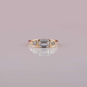 Bague de mariage de luxe en or 14K coupe émeraude diamant de laboratoire solitaire de fiançailles bijoux pour femmes à la mode incrustation de réglage de lunette IGI - Product Image 1