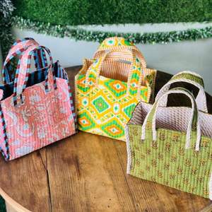 Bolsa de Mano Mini Reversible Estampada a Mano de Algodón Acolchado, Bolsa de Compras Resistente, Ecológica y Sostenible - Product Image 1