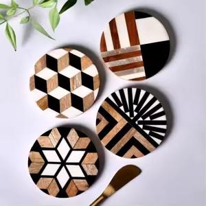 Ensemble de sous-verres ronds uniques en bois et résine avec incrustation géométrique moderne pour mariage et cadeau à domicile - Product Image 1