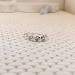 แหวนเงินสเตอร์ลิง925สำหรับผู้หญิงเครื่องประดับแฟชั่นตัดเพทายลูกบาศก์สีขาวสำหรับงานแต่งงาน - Product Image 2