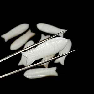 Cuentas de Joyería de Piedras Preciosas Sueltas Talladas a Mano con Forma de Pez de Nácar - Product Image 1
