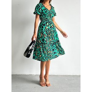 Robe longue Topshow à imprimé léopard émeraude pour femmes, élégante robe maxi en satin polyester, vêtements de mode en gros. - Product Image 4