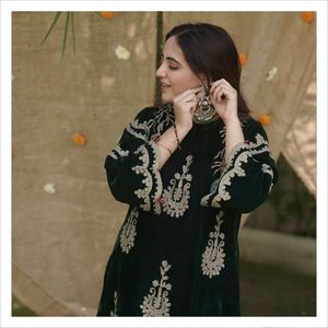 HERMOSO DESGASTE PAKISTANI PARA ESTA TEMPORADA DE INVIERNO HACE UNA FUNCIÓN DE UR ADORABLE DESARROLLE UN TOP DE TRABAJO CON BORDADO DE CORDÓN DE TERCIOPELO CON PANTALÓN - Product Image 4