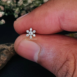 Goujon de fleur en diamant naturel massif 14K pour le piercing du nez et des oreilles. - Product Image 2