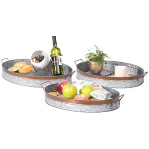 Elegante bandeja de metal hecha a mano con acabado suave, perfecta para exhibición decorativa o servicio multipropósito durante eventos - Product Image 3