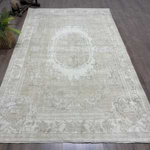 พรมวินเทจขนาด 6x9.7 ฟุต, พรมตุรกี, พรมขนสัตว์สีขาวไล่เฉด - Product Image 1