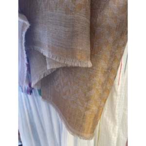 Écharpe en laine personnalisée à motif zig-zag Zari avec logo personnalisé, design imprimé long pour l'hiver, logo personnalisé, design personnalisé - Product Image 3